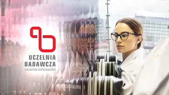 Zdjęcie młodej naukowczyni w białym fartuchu pracującej pod dygestorium. Po lewej stronie czerwony znak nawiązujący do nieskończoności i tekst Inicjatywa Doskonałości, Uczelnia Badawcza