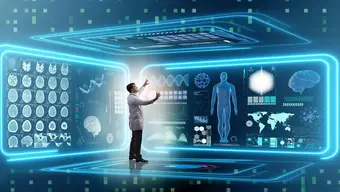 Grafika ilustracyjna przedstawiająca obraz futurystycznej diagnozy medycznej. Mężczyzna w lekarskim fartuchu stoi w cyfrowym pomieszczeniu, na którego ścianach wyświetlane są dane medyczne pacjenta, wyniki badań, zdjęcia z badania rezonansem magnetycznym.