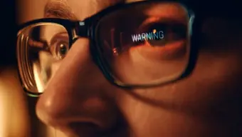 Kadr z filmu "Pozwól sobie na błędy"przedstawiający twarz w okularach (zbliżenie na oczy i nos)