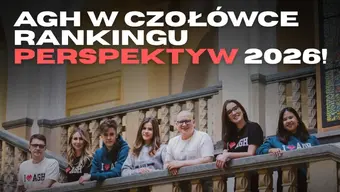 Siedem osób stoi przy kamiennej balustradzie wewnątrz budynku A-0. Powyżej napis „AGH w czołówce Rankingu Perspektywy 2026!"